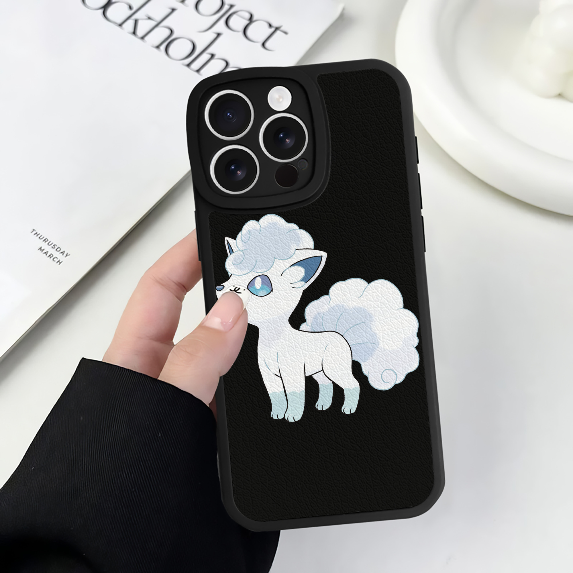 （画像用） ポケットモンスター Pokémon 【iPhone 16シリーズ対応】シリコンスマホケース（レザー調） 材質：シリコン